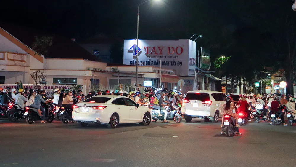 Từ rất sớm, nhiều tuyến đường dẫn về trung tâm quận Ninh Kiều (TP Cần Thơ) như Đại lộ Hòa Bình, đường Nguyễn Trãi, đường 30-4… bắt đầu đông người lưu thông. Dòng người đổ về nơi diễn ra đêm văn nghệ chào năm mới, đường hoa để đón giao thừa cùng gia đình.