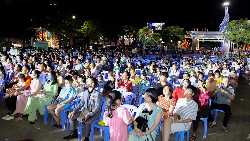 Tại công viên Lưu Hữu Phước, nơi diễn ra chương trình nghệ thuật chào xuân mới của TP Cần Thơ, có rất đông người dân đến thưởng thức các tiết mục văn nghệ của các ca sĩ đến từ TP.HCM và trung tâm văn hóa TP.