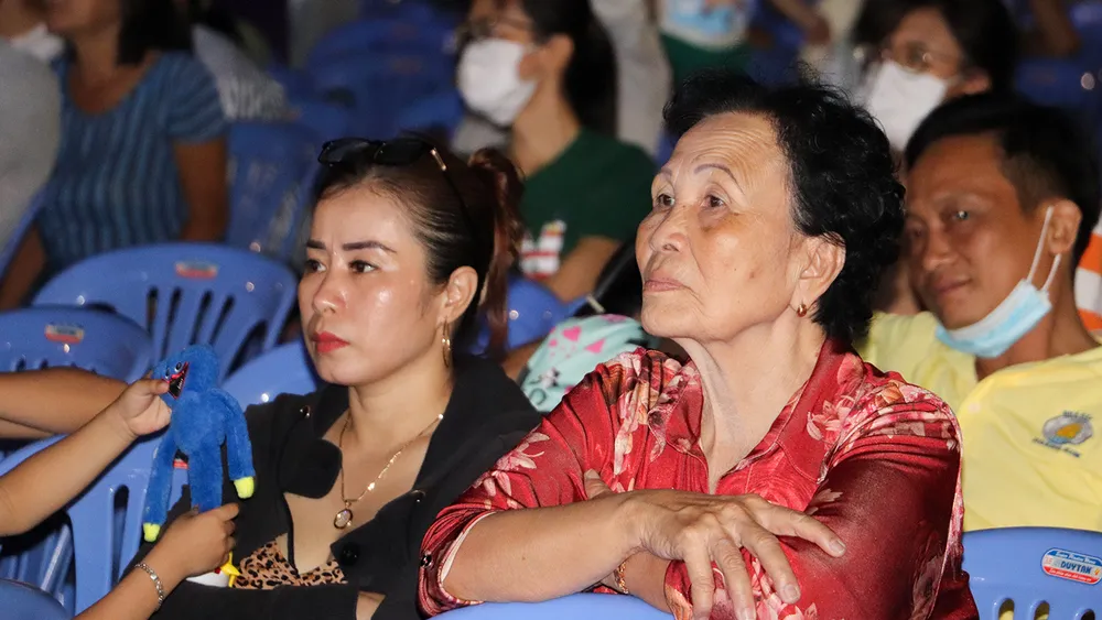 Người dân chăm chú theo dõi các tiết mục văn nghệ trong chương trình nghệ thuật. Nhiều người bày tỏ phấn khởi đã trải qua một năm an lành và mong cầu một năm mới kinh tế phát triển hơn năm cũ.