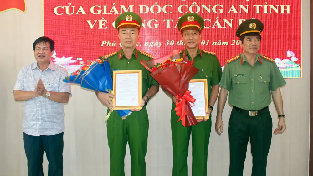 Giám đốc Công an tỉnh Kiên Giang điều động, bổ nhiệm Thượng tá Mai Phương Nam (thứ hai từ trái sang), giữ chức Trưởng Công an TP Phú Quốc. Ảnh: VĂN VŨ