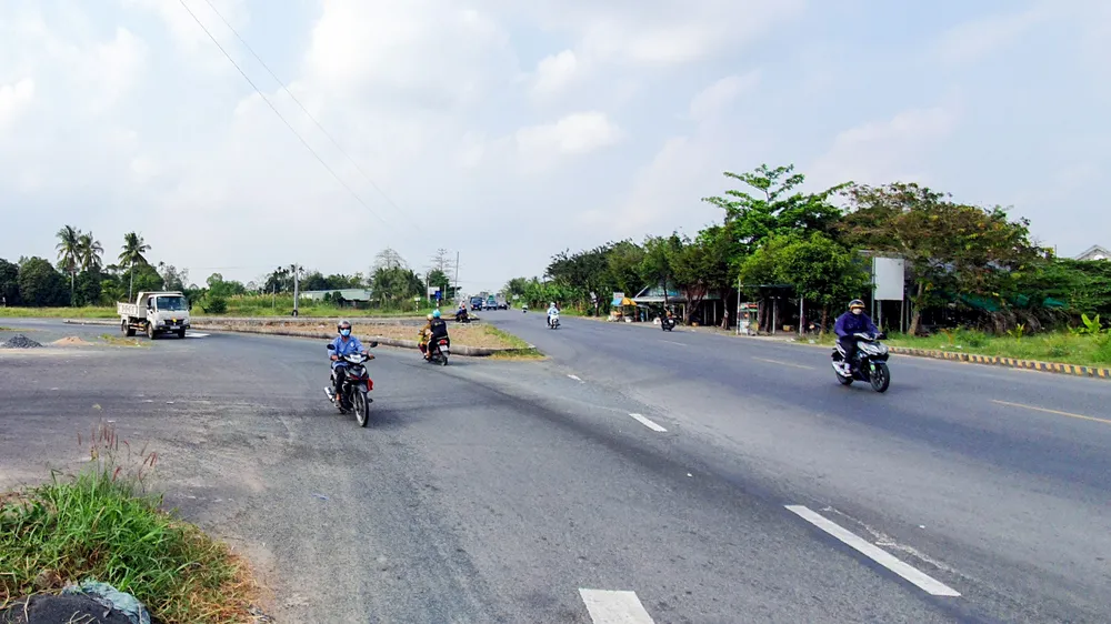 Quốc lộ 91B đoạn từ cầu Bà Bộ đến giao với Quốc lộ 91 sẽ được đầu tư lắp hệ thống chiếu sáng để đảm bảo giao thông vào ban đêm. Ảnh: CHÂU ANH Quốc lộ 91B đoạn từ cầu Bà Bộ đến giao với Quốc lộ 91 sẽ được đầu tư lắp hệ thống chiếu sáng để đảm bảo giao thông vào ban đêm. Ảnh: CHÂU ANH