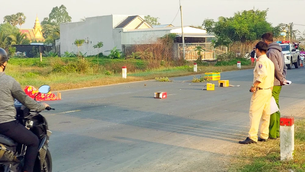 Hiện trường vụ người đàn ông tử vong nghi do bị tai nạn giao thông. Ảnh: DIỄM HẰNG