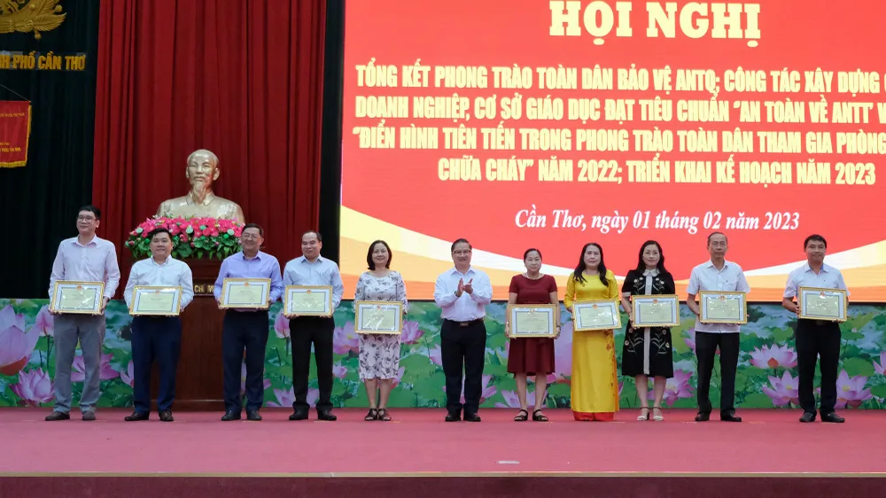 Tại Hội nghị, nhiều tập thể, cá nhân đạt thành tích trong phong trào toàn dân bảo vệ an ninh Tổ quốc được trao Kỷ niệm chương bảo vệ an ninh Tổ quốc; nhận bằng khen Bộ Công an, UBND TP Cần Thơ. Ảnh KC