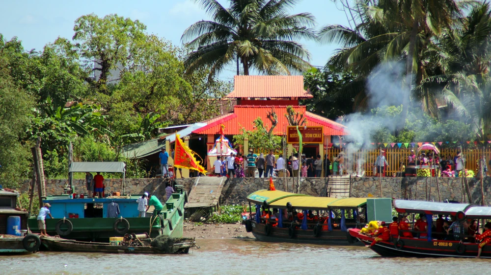 Miếu Bà xóm Chài, nơi diễn ra lễ tống tà ma hàng năm. Miếu Bà xóm Chài, nơi diễn ra lễ tống tà ma hàng năm.