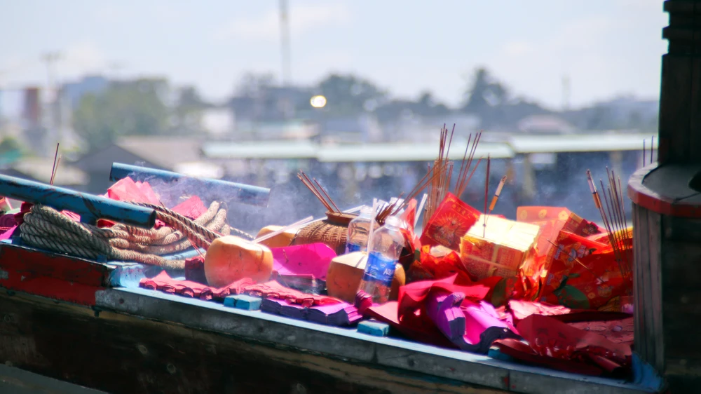 Một số gia đình chuẩn bị lễ vật tống ôn ngay trên phương tiện. Một số gia đình chuẩn bị lễ vật tống ôn ngay trên phương tiện.