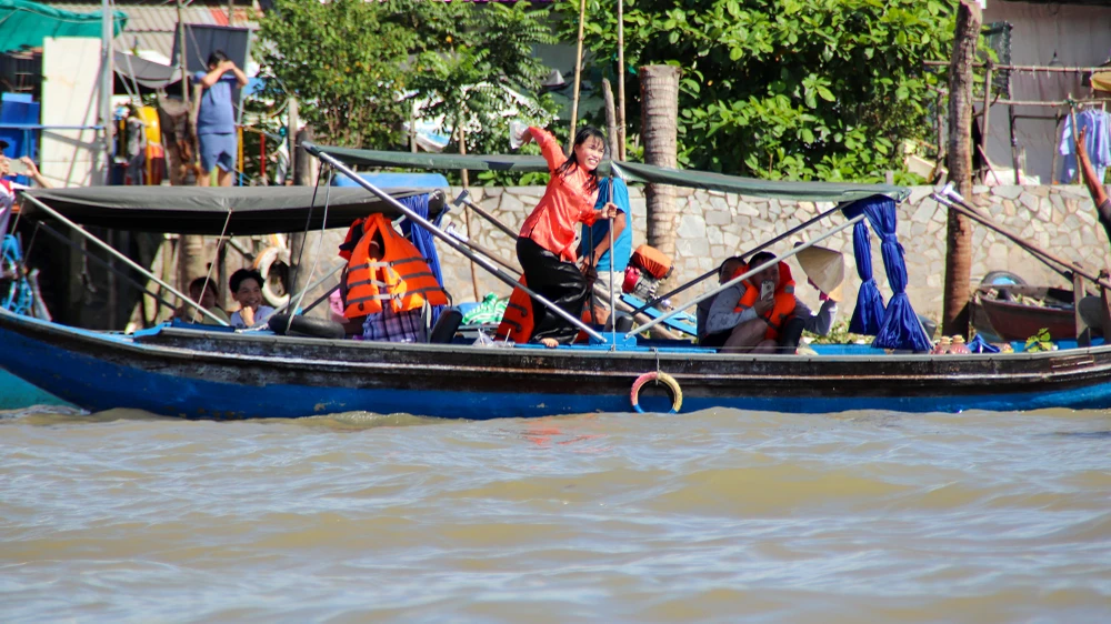 Trong lúc diễu hành, nhiều người té nước vào nhau như lời chúc cho năm mới mọi công việc “xuôi chèo mát mái” hơn. Ảnh: CHÂU ANH Trong lúc diễu hành, nhiều người té nước vào nhau như lời chúc cho năm mới mọi công việc “xuôi chèo mát mái” hơn. Ảnh: CHÂU ANH