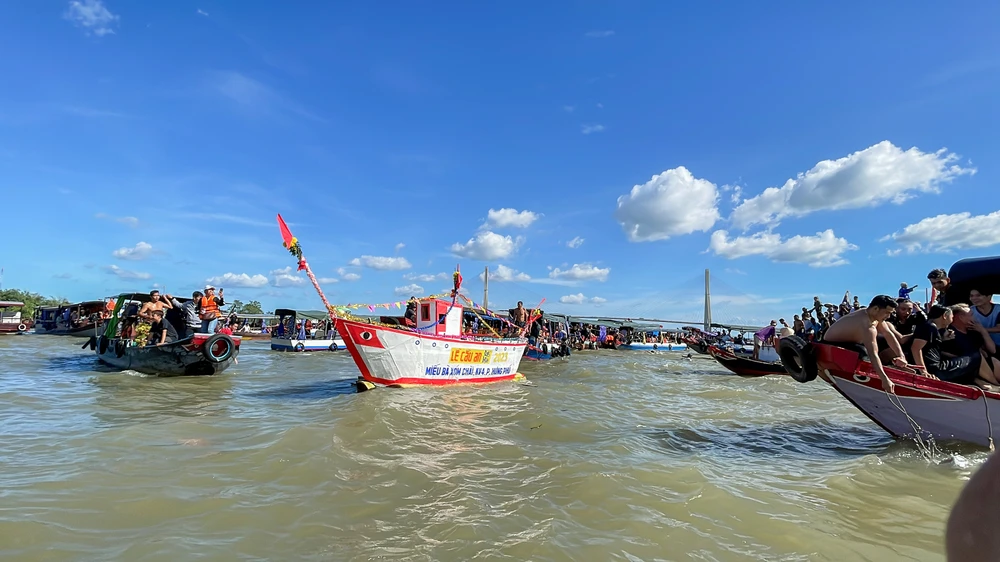 Khi "tàu tống ôn" hạ thủy xong là lúc bà con bắt đầu lấy nước rửa phương tiện, nhảy xuống sông tắm để gột rửa những điều không may mắn. Khi "tàu tống ôn" hạ thủy xong là lúc bà con bắt đầu lấy nước rửa phương tiện, nhảy xuống sông tắm để gột rửa những điều không may mắn.