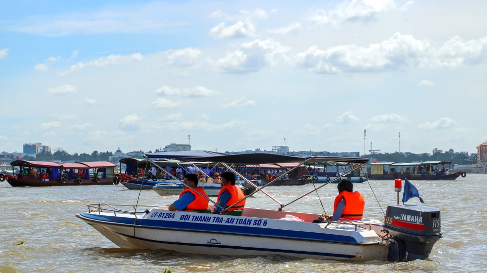 Lực lượng chức năng cử nhiều đội để tuần tra nhằm đảm bảo trật tự, an toàn cho bà con tham gia lễ hội. Lực lượng chức năng cử nhiều đội để tuần tra nhằm đảm bảo trật tự, an toàn cho bà con tham gia lễ hội.