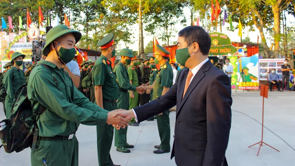 Ông Nghiêm Xuân Thành, Bí thư Tỉnh ủy Hậu Giang thăm hỏi, động viên thanh niên huyện Châu Thành tại lễ giao nhận quân năm 2023. Ảnh: NHẬT TÂN