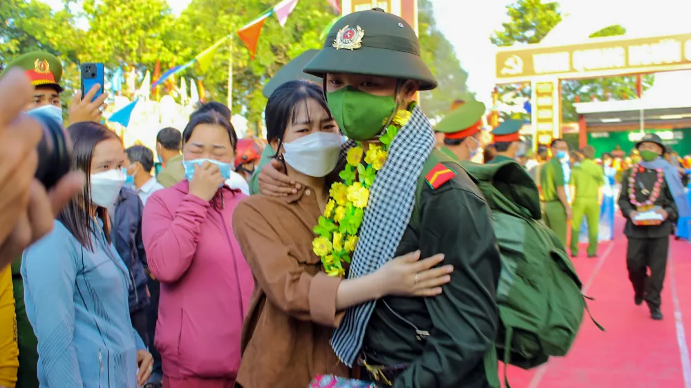 Tân binh huyện Châu Thành (tỉnh Hậu Giang) chia tay người thân, bạn bè lên đường nhập ngũ. Ảnh: NHẬT TÂN