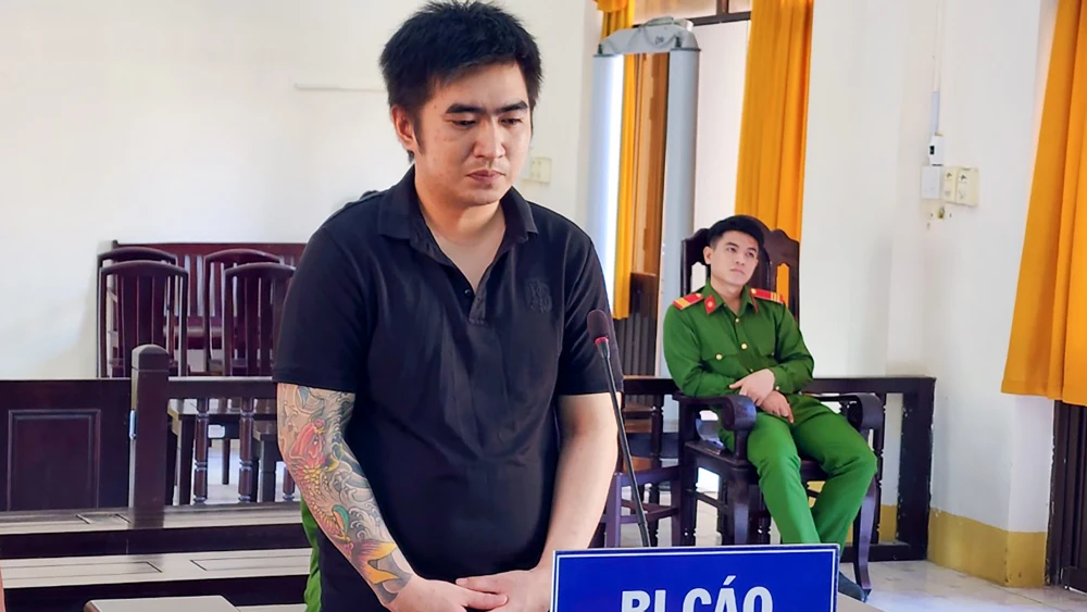 Bị cáo Thái Như Thịnh lãnh 16 năm tù tội cướp tài sản và tội tàng trữ, sử dụng trái phép vũ khí quân dụng. Ảnh: VĂN VŨ