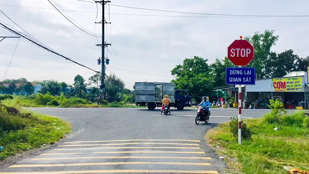 Tại các nút giao trên đường tỉnh 922 hiện chưa được lắp đặt hệ thống đèn tín hiệu giao thông mà chỉ lắp bảng &quot;Dừng lại quan sát&quot; là chưa đủ để đảm bảo ATGT. Ảnh: BT