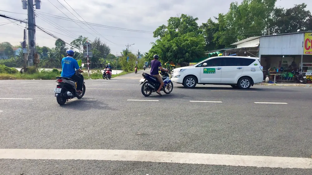 Theo người dân sinh sống tại các nút giao, đã có nhiều vụ tai nạn xảy ra, trong đó từng có một người tử vong sau va chạm giao thông. Ảnh: BT