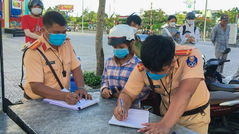 Công an thành phố Vị Thanh tăng cường tuần tra, xử lý vi phạm giao thông. Ảnh: CAHG