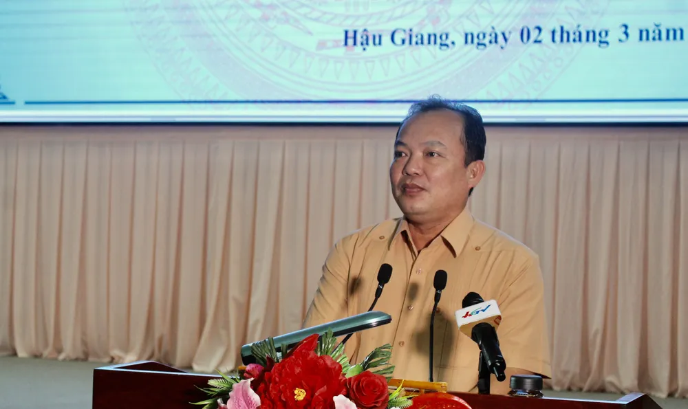 Ông Nguyễn Văn Hòa, Phó Chủ tịch UBND tỉnh Hậu Giang giao Sở TN&amp;MT tập các ý kiến đóng góp của đại biểu trình UBND tỉnh để báo cáo về Trung ương đúng thời gian theo quy định. Ảnh: BẢO BẢO