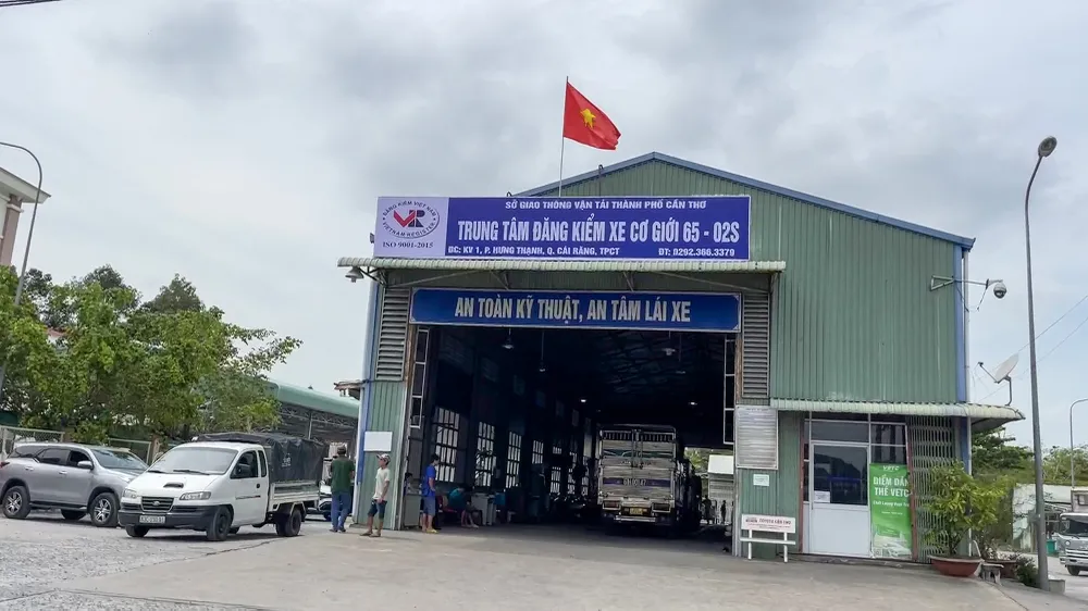 Nhờ làm tốt công tác động viên, các đăng kiểm viên ở hai Trung tâm thuộc Sở GTVT TP Cần Thơ đều quyết tâm, cố gắng làm việc phục vụ tốt nhu cầu kiểm định của người dân và doanh nghiệp. Ảnh: CHÂU ANH