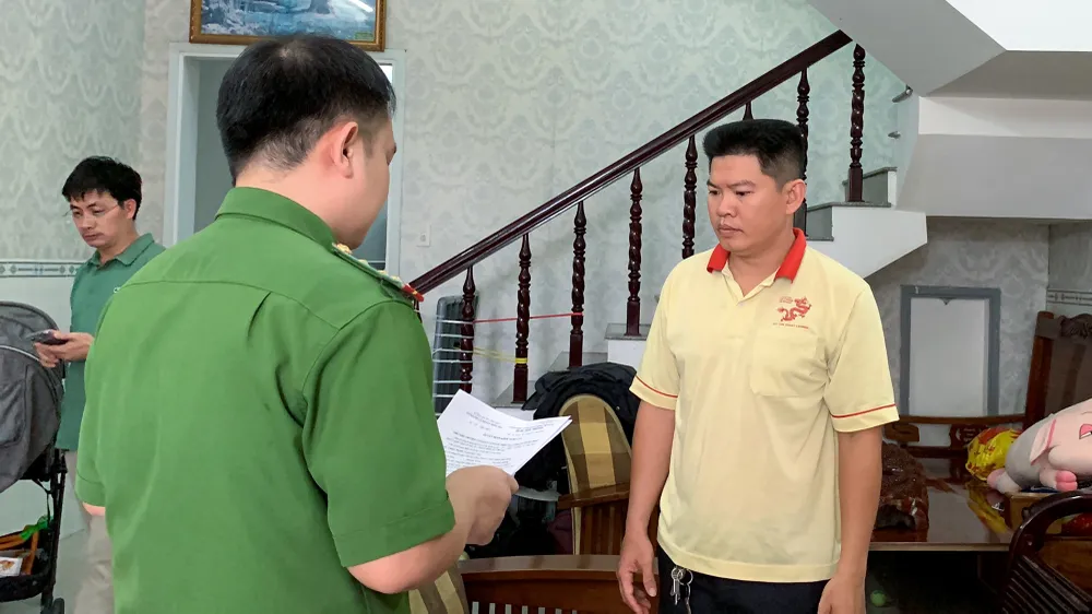 Công an TP Cần Thơ thực hiện tống đạt quyết định khởi tố vụ án, khởi tố bị can, lệnh bắt bị can để tạm giam đối với bị can Châu Ngọc Ý, cựu giám đốc của ba Trung tâm đăng kiểm xe cơ giới số 6502D, 6504D và 6506D để tiếp tục điều tra tội nhận hối lộ. Ảnh: HẢI DƯƠNG