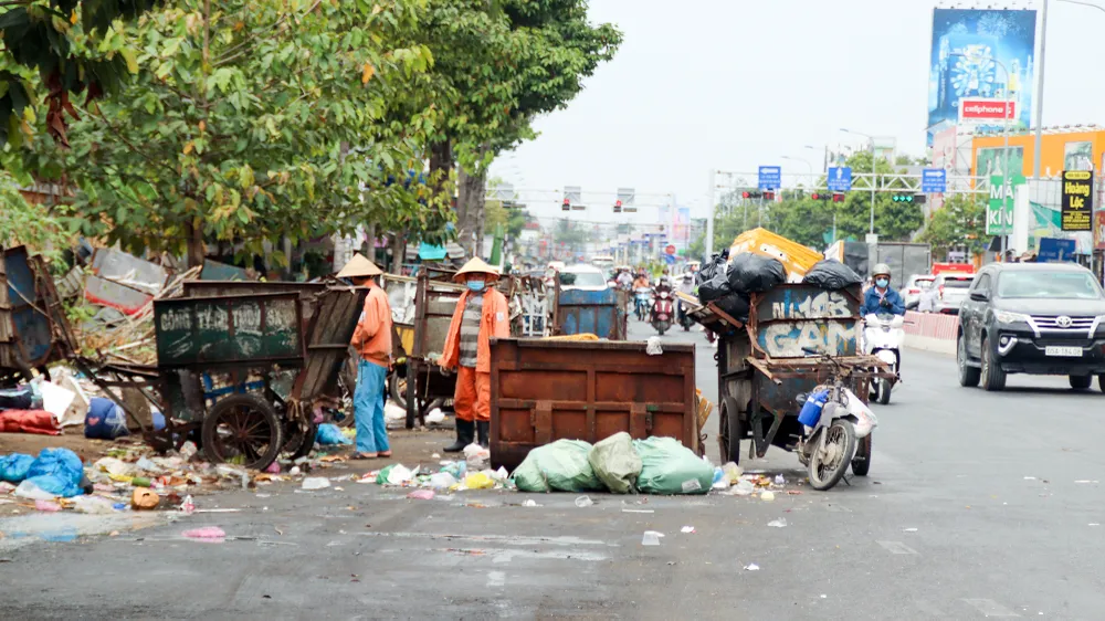 Hiện nay, trên địa bàn quận Ninh Kiều (TP Cần Thơ) đang tồn tại nhiều bãi tập kết rác ngay cửa ngõ ra vào TP làm mất mỹ quan đô thị, thậm chí tiềm ẩn nguy cơ mất an toàn giao thông (ATGT). Hiện nay, trên địa bàn quận Ninh Kiều (TP Cần Thơ) đang tồn tại nhiều bãi tập kết rác ngay cửa ngõ ra vào TP làm mất mỹ quan đô thị, thậm chí tiềm ẩn nguy cơ mất an toàn giao thông (ATGT).