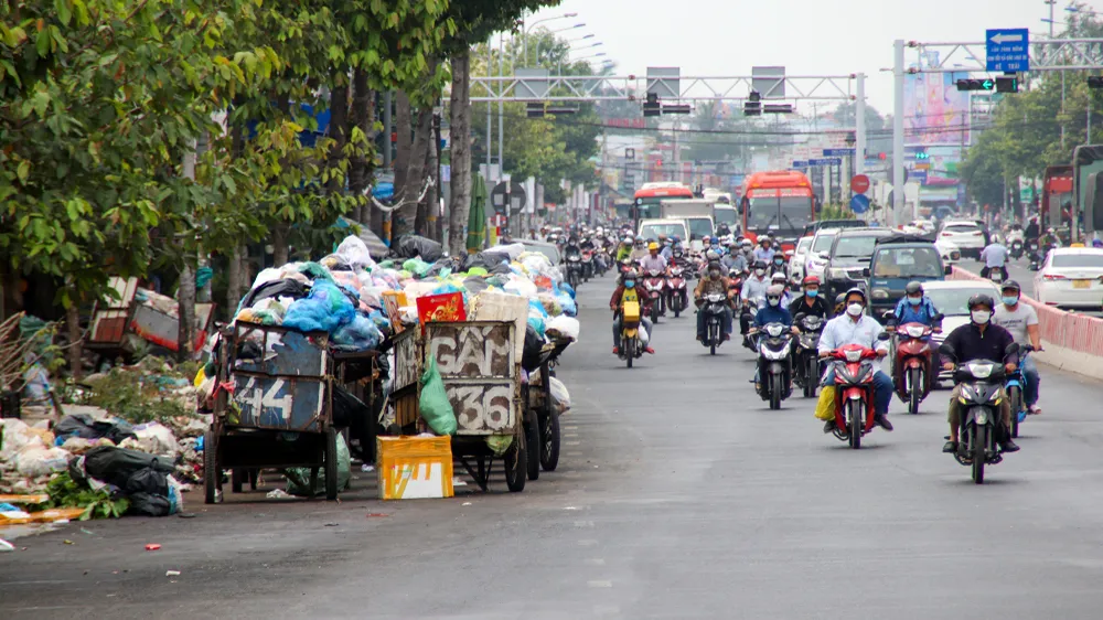 Đáng nói, đường Nguyễn Văn Linh là trục đường chính ra vào TP Cần Thơ, do đó, mật độ phương tiện lưu thông nhiều. Thế nhưng, các phương tiện tập kết rác đã lấn trọn một làn xe, do đó các phương tiện xe mô tô, xe thô sơ buộc phải lấn làn khi lưu thông qua đây. Đáng nói, đường Nguyễn Văn Linh là trục đường chính ra vào TP Cần Thơ, do đó, mật độ phương tiện lưu thông nhiều. Thế nhưng, các phương tiện tập kết rác đã lấn trọn một làn xe, do đó các phương tiện xe mô tô, xe thô sơ buộc phải lấn làn khi lưu thông qua đây.