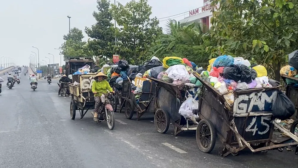 Ngoài ra, người điều khiển phương tiện gom rác trong quá trình làm việc có người đã điều khiển phương tiện chạy ngược chiều tiềm ẩn nguy cơ tai nạn giao thông rất cao. Ngoài ra, người điều khiển phương tiện gom rác trong quá trình làm việc có người đã điều khiển phương tiện chạy ngược chiều tiềm ẩn nguy cơ tai nạn giao thông rất cao.