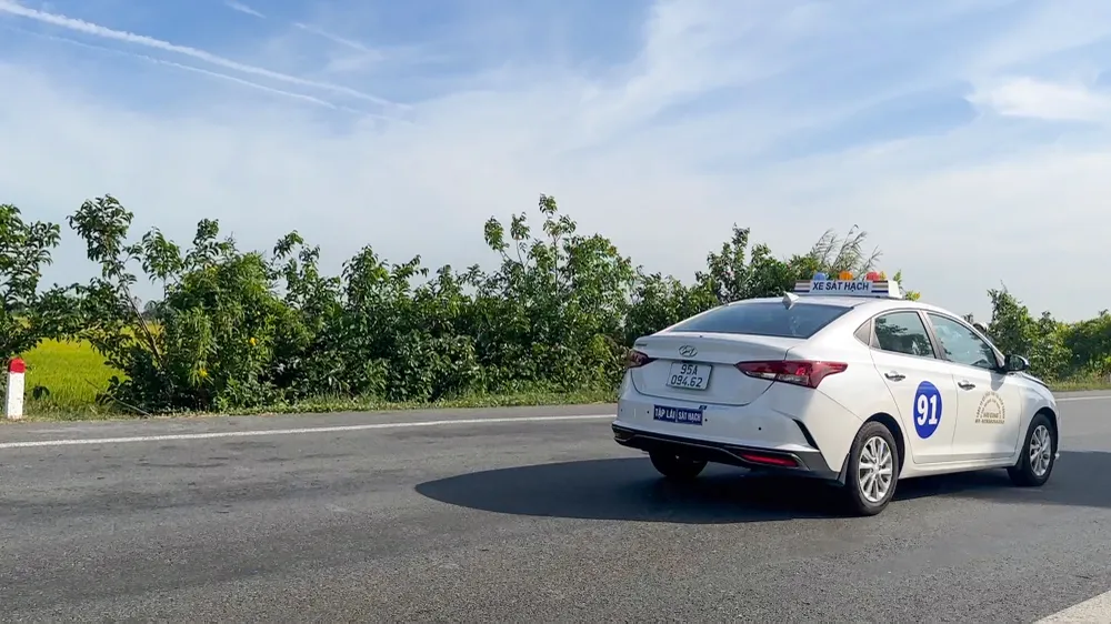 Không chỉ xe tập lái, xe sát hạch cũng vô tư lưu thông trên Quốc lộ 61C. Ảnh: BT Không chỉ xe tập lái, xe sát hạch cũng vô tư lưu thông trên Quốc lộ 61C. Ảnh: BT