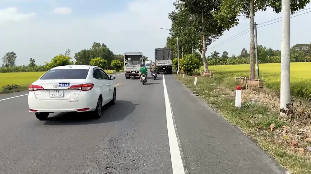 Tình trạng xe tập lái lưu thông nhiều trên Quốc lộ 61C khiến nhiều người cảm thấy ức chế khi muốn tránh vượt. Ảnh: BT Tình trạng xe tập lái lưu thông nhiều trên Quốc lộ 61C khiến nhiều người cảm thấy ức chế khi muốn tránh vượt. Ảnh: BT