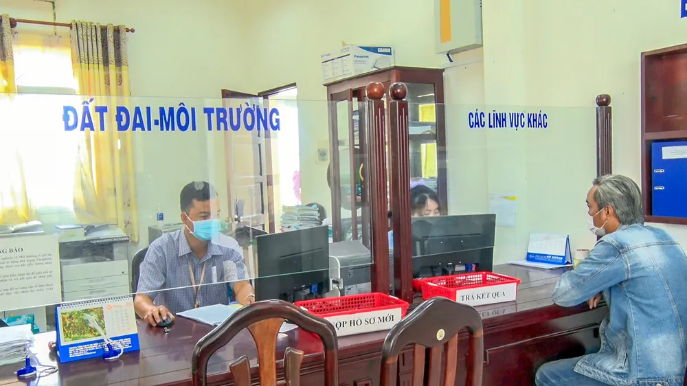 Chủ tịch UBND tỉnh Hậu Giang yêu cầu cán bộ, công chức, viên chức là không được sử dụng và yêu cầu người dân xuất trình giấy xác nhận thông tin về cư trú. Ảnh minh họa: BT