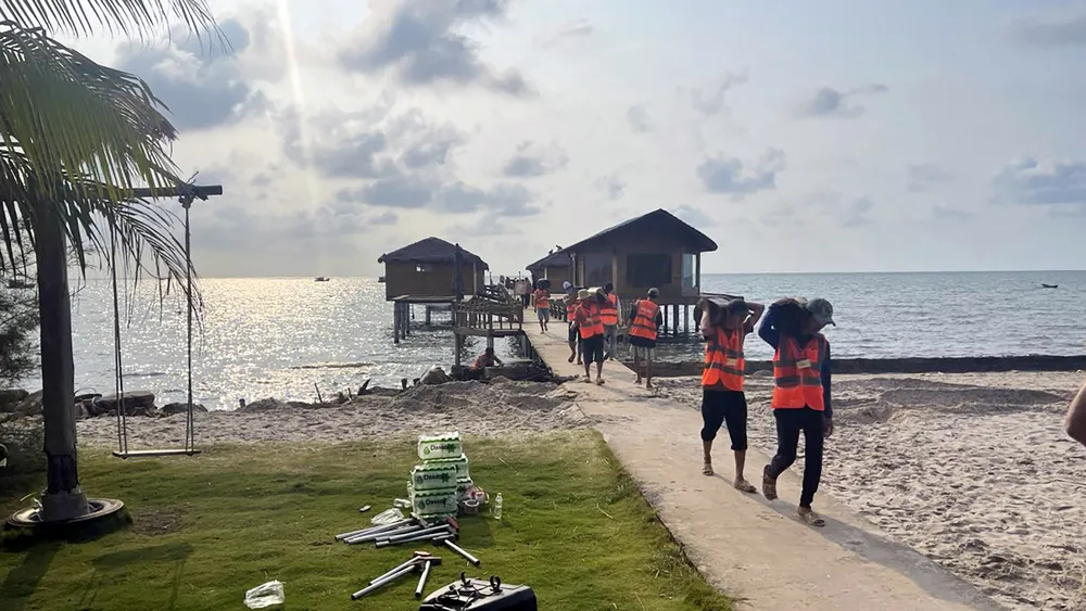 Lực lượng chức năng TP Phú Quốc (tỉnh Kiên Giang) tổ chức đoàn cưỡng chế tháo dỡ công trình vi phạm tại xã Hàm Ninh. Ảnh: TUẤN THY