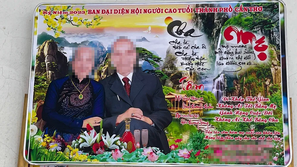 Vợ chồng ông N. phải mất 500.000 đồng để trả cho tấm hình này. Ảnh: CHÂU ANH Vợ chồng ông N. phải mất 500.000 đồng để trả cho tấm hình này. Ảnh: CHÂU ANH