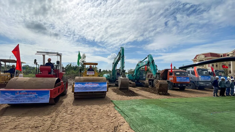 Dự án đường vành đai phía tây TP Cần Thơ có tổng mức đầu tư hơn 3.837 tỉ đồng, do Sở GTVT TP làm chủ đầu tư, khởi công ngày 17-11-2022. Ảnh: CHÂU ANH Dự án đường vành đai phía tây TP Cần Thơ có tổng mức đầu tư hơn 3.837 tỉ đồng, do Sở GTVT TP làm chủ đầu tư, khởi công ngày 17-11-2022. Ảnh: CHÂU ANH