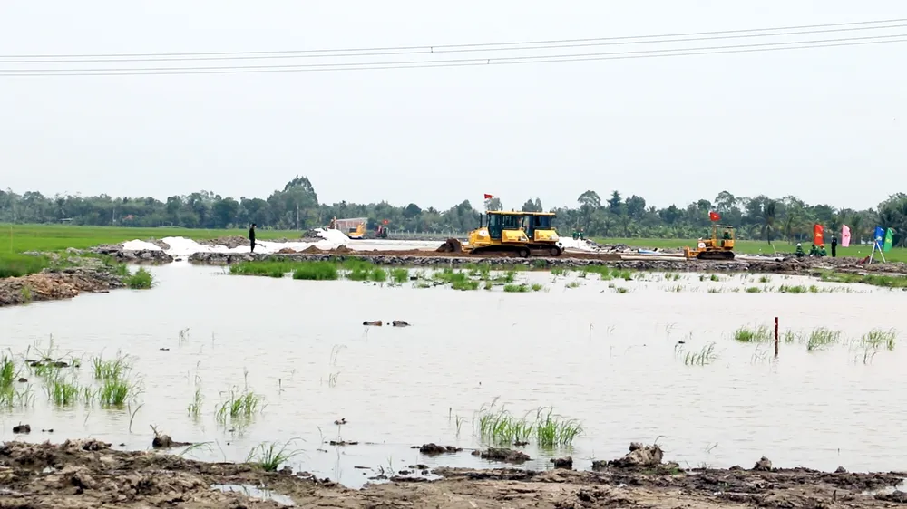 Bộ GTVT đang quyết liệt chỉ đạo Ban Quản lý dự án Mỹ Thuận (chủ đầu tư) và nhà thầu tập trung thi công ngay từ giai đoạn đầu của dự án. Ảnh: CHÂU ANH