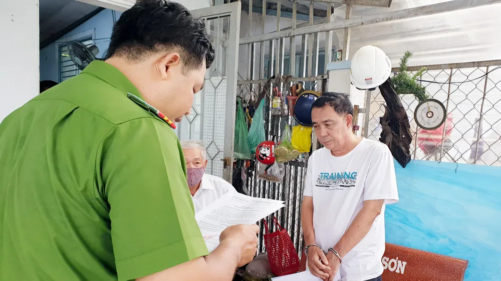 Tháng 4-2023, Cơ quan CSĐT Công an tỉnh Hậu Giang đã tống đạt Quyết định khởi tố bị can và thực hiện Lệnh bắt tạm giam bị can Huỳnh Ngọc Dũ. Ảnh: CAHG Xét xử cựu Phó Chánh Văn phòng BQL các khu công nghiệp tỉnh Hậu Giang