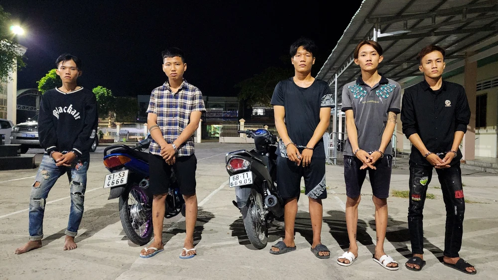Năm đối tượng bị công an huyện Tân Hiệp, tỉnh Kiên Giang bắt giữ sau một ngày gây án. Ảnh: VĂN VŨ