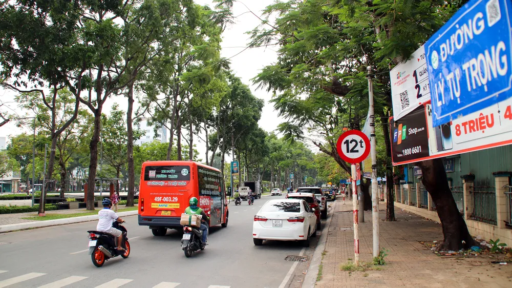 Đường Lý Tự Trọng (quận Ninh Kiều, TP Cần Thơ) một trong bảy tuyến đường dự kiến sẽ thu phí đậu đỗ ô tô. Ảnh: CHÂU ANH