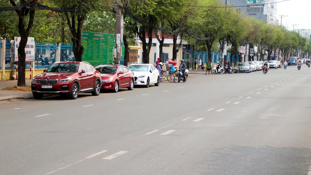 Người dân TP Cần Thơ cho rằng dự thảo đề án thu phí đỗ xe ô tô còn nhiều bất cập, cần được xem xét lại cẩn thận hơn. Ảnh: CHÂU ANH