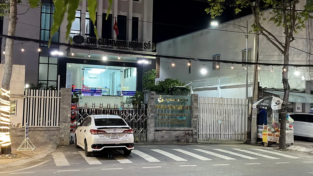 Cơ quan CSĐT Công an TP Cần Thơ phối hợp VKSND cùng cấp tiến hành khám xét nơi làm việc của đăng kiểm viên tại Chi Cục đăng kiểm số 8. Ảnh: CHÂU ANH