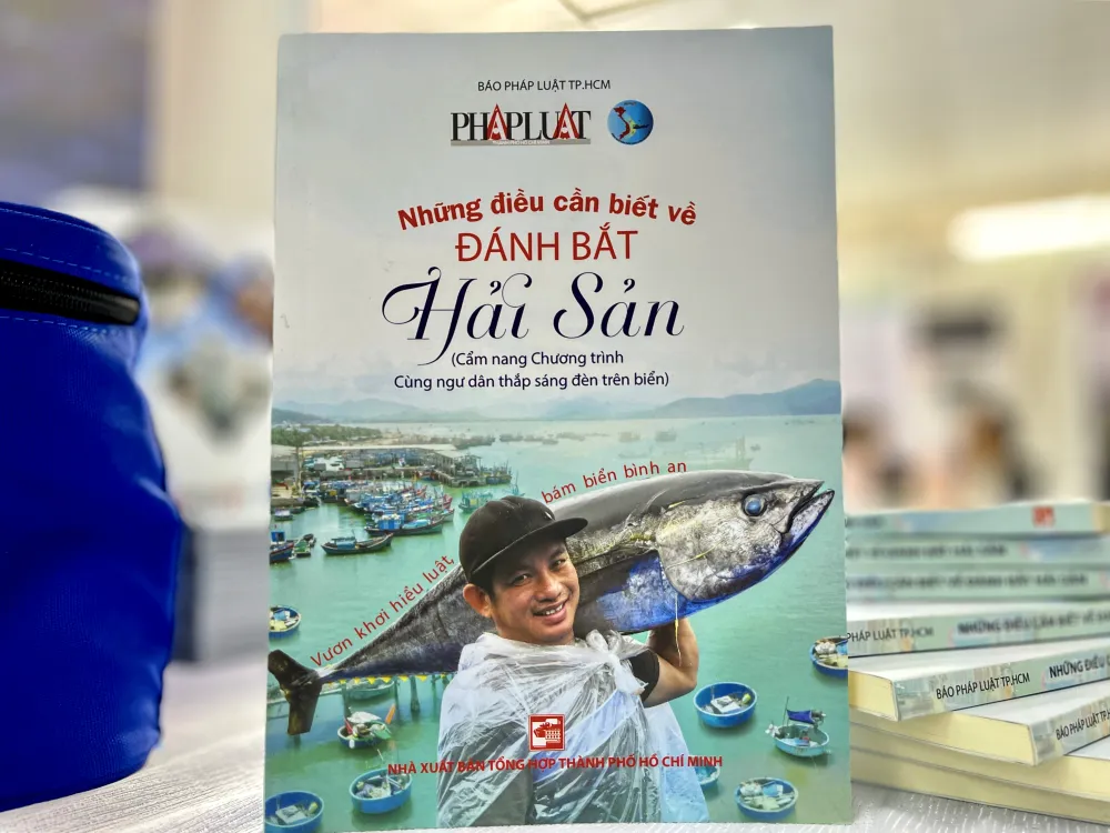 Cuốn cẩm nang “Những điều cần biết về đánh bắt hải sản” gồm 40 câu hỏi và trả lời, với rất nhiều kiến thức về pháp lý cần thiết dành cho bà con ngư dân. Ảnh: CHÂU ANH