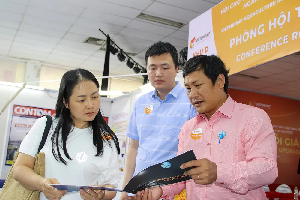 Sau khi nghe giới thiệu, mọi người đều nhận xét chương trình “Cùng ngư dân thắp sáng đèn trên biển” của Báo Pháp luật TP.HCM là chương trình có ý nghĩa rất lớn trong việc góp phần gỡ &quot;thẻ vàng&quot; IUU của Ủy ban châu Âu đối với thủy sản Việt Nam. Ảnh: CHÂU ANH