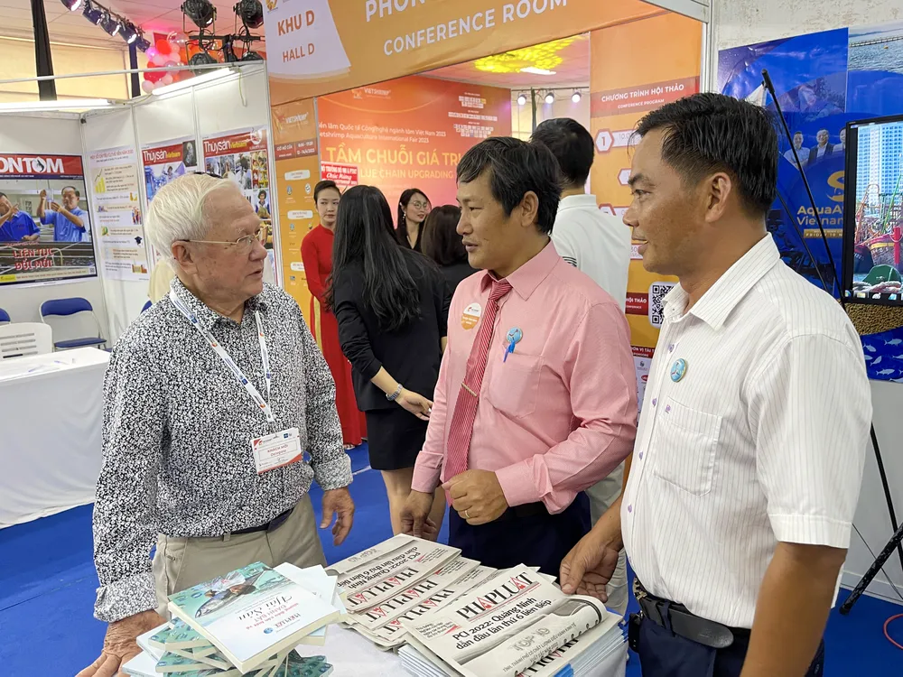 Ông Nguyễn Văn Phú, Phó Chủ tịch Hội nghề cá TP.HCM, thăm gian hàng trưng bày, giới thiệu chương trình “Cùng ngư dân thắp sáng đèn trên biển” tại Hội chợ VietShrimp 2023. Ảnh: CHÂU ANH