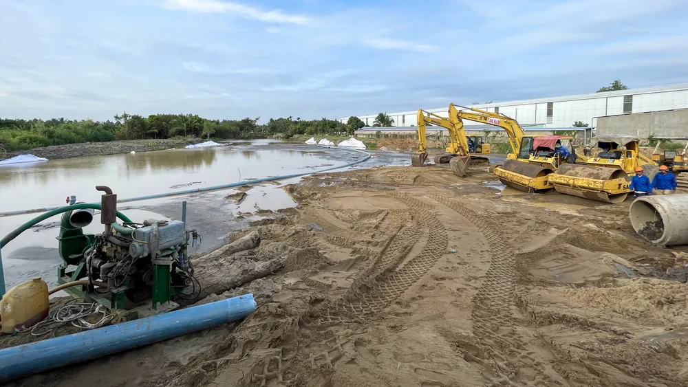 Hai dự án thành phần thuộc cao tốc Bắc - Nam phía Đông, đoạn từ TP Cần Thơ đến Cà Mau với tổng nhu cầu cát đắp hơn 18 triệu m3 đang gặp khó khăn về nguồn cung. Ảnh: CHÂU ANH