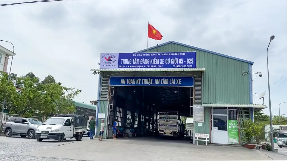 Chủ tịch UBND TP Cần Thơ yêu cầu Sở GTVT hướng dẫn các Trung tâm, đơn vị đăng kiểm tăng cường lực lượng kiểm định viên, tổ chức tăng ca, nâng cao năng suất. Ảnh: CHÂU ANH Chủ tịch UBND TP Cần Thơ yêu cầu Sở GTVT hướng dẫn các Trung tâm, đơn vị đăng kiểm tăng cường lực lượng kiểm định viên, tổ chức tăng ca, nâng cao năng suất. Ảnh: CHÂU ANH