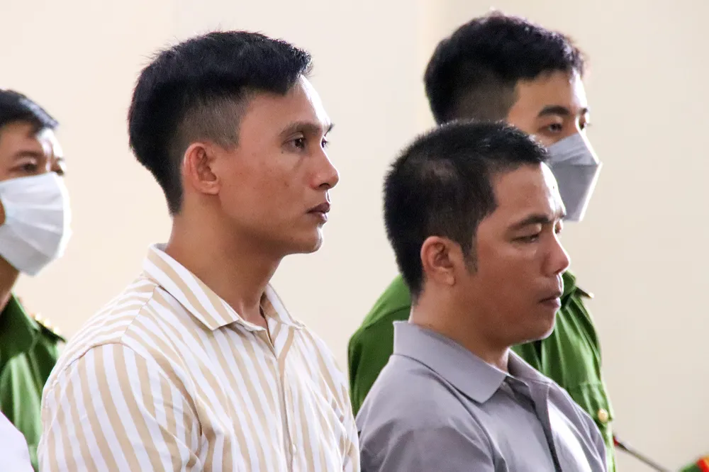 Cùng tội giết người, bị cáo Trương Văn Hùng (áo sọc) bị tuyên án tử hình, bị cáo Nguyễn Duy Cường (áo xám) bị tuyên án tù chung thân. Ảnh: CHÂU ANH Cùng tội giết người, bị cáo Trương Văn Hùng (áo sọc) bị tuyên án tử hình, bị cáo Nguyễn Duy Cường (áo xám) bị tuyên án tù chung thân. Ảnh: CHÂU ANH