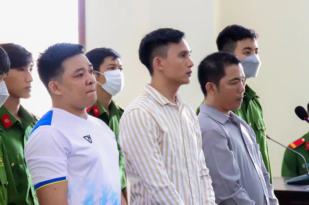 Từ trái qua: Các bị cáo Đặng Phương Toàn, Trương Văn Hùng và Nguyễn Duy Cường tại tòa. Ảnh: CHÂU ANH Từ trái qua: Các bị cáo Đặng Phương Toàn, Trương Văn Hùng và Nguyễn Duy Cường tại tòa. Ảnh: CHÂU ANH