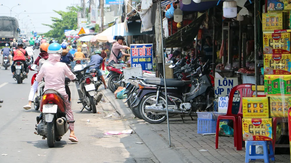 Một số chợ trên địa bàn TP Cần Thơ vẫn còn tình trạng tiểu thương lấn chiếm lòng, lề đường để mua bán. Ảnh: CHÂU ANH Một số chợ trên địa bàn TP Cần Thơ vẫn còn tình trạng tiểu thương lấn chiếm lòng, lề đường để mua bán. Ảnh: CHÂU ANH