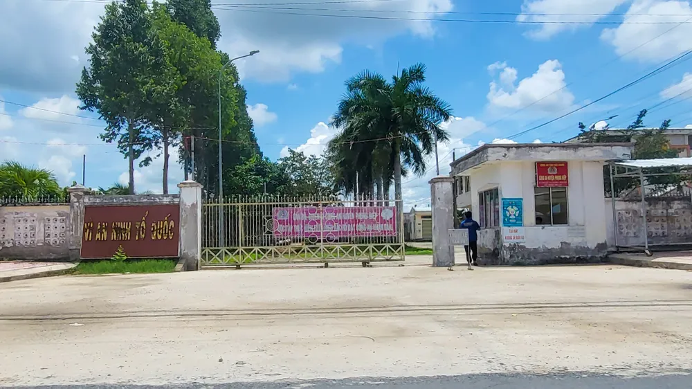 Công an huyện Phụng Hiệp đang tiến hành xác minh hai vụ việc có dấu hiệu giả danh Công an để lừa đảo chiếm đoạt tài sản vừa xảy ra trên địa bàn huyện. Ảnh: CHÂU ANH