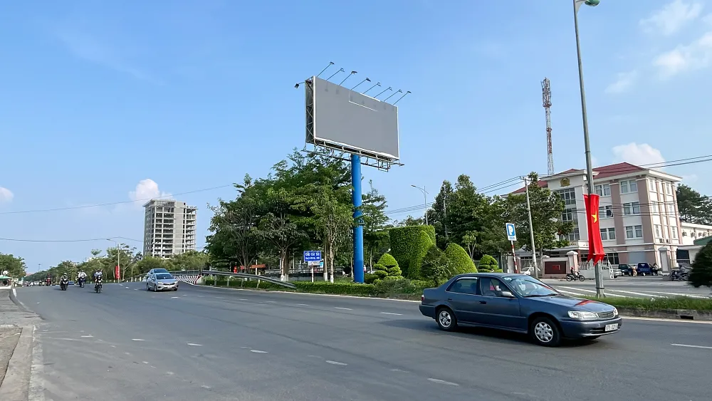 Bảng quảng cáo một trang web cá độ bóng đá trên đường Võ Nguyên Giáp (quận Cái Răng, TP Cần Thơ) đã được gỡ bỏ. Ảnh: CHÂU ANH Bảng quảng cáo một trang web cá độ bóng đá trên đường Võ Nguyên Giáp (quận Cái Răng, TP Cần Thơ) đã được gỡ bỏ. Ảnh: CHÂU ANH