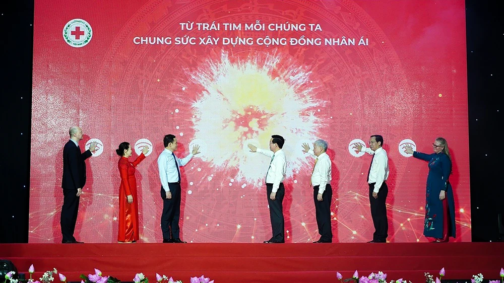 Chủ tịch nước Võ Văn Thưởng cùng các đại biểu thực hiện nghi thức phát động Tháng nhân đạo năm 2023. Ảnh: An An