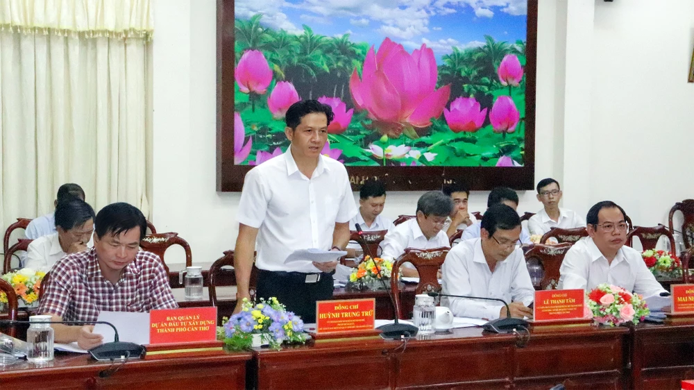 Ông Huỳnh Trung Trứ, Chủ tịch UBND quận Ninh Kiều (TP Cần Thơ) cho biết sau khi khảo sát thực tế, diện tích đất cần thu hồi tăng từ hơn 10.000m2 lên hơn 17.000m2. Ảnh: CHÂU ANH