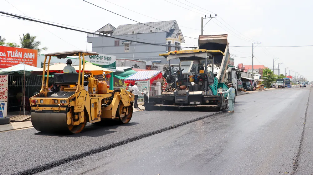 Chủ đầu tư dự án cho biết các nhà thầu đang tập trung tài chính, nhân lực để thi công cuốn chiếu, phấn đấu sẽ hoàn thiện và thông xe vào 19-5 tới. Ảnh: CHÂU ANH