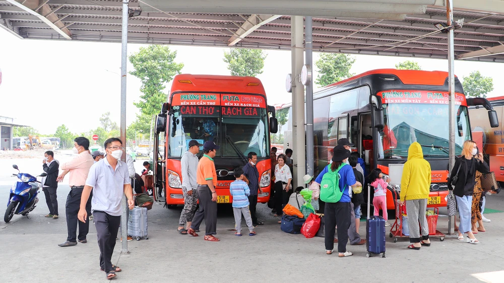 Một nhà xe chạy tuyến cố định chia sẻ lượng khách bắt đầu tăng từ chiều 28-4, và đến sáng nay đến sáng nay thì có lúc quá tải do xe quay đầu không kịp. Để đảm bảo lưu thông cho hành khách, nhà xe đã điều động tăng cường nhiều phương tiện để giải tỏa hành khách.